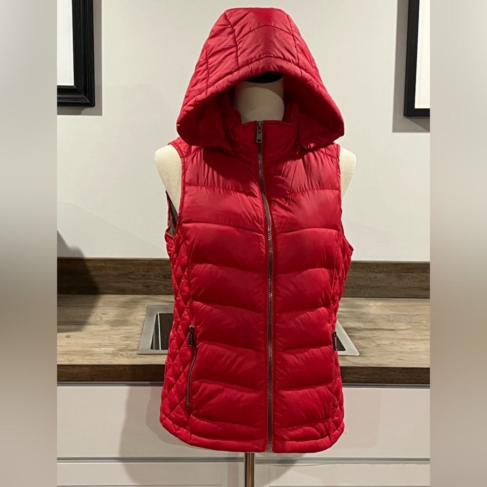 G.H. Bass & Co. Women's Scarlet Hooded Vest size medium